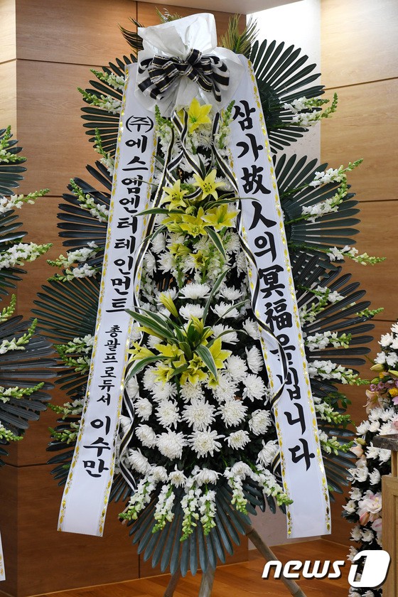 Clip: SNSD, BTS, IU sụt sùi đến viếng cùng vòng hoa, hàng dài fan ôm mặt khóc tiễn biệt linh cữu Jonghyun tại lễ viếng - Ảnh 34.