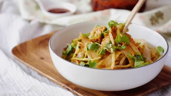 Phở nước, phở cuốn, phở x&agrave;o... giờ c&ograve;n c&oacute; cả gỏi phở nữa - Ảnh 7.