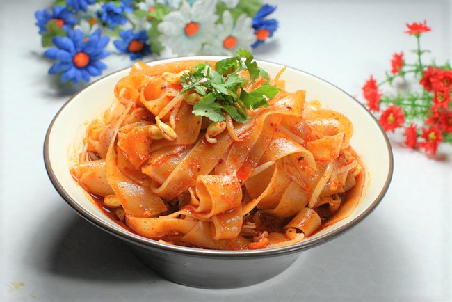 Phở nước, phở cuốn, phở x&agrave;o... giờ c&ograve;n c&oacute; cả gỏi phở nữa - Ảnh 8.