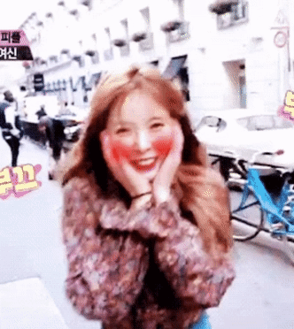 Biểu cảm cực đáng yêu của Hyuna khi nhận đươc một cái nháy mắt của một chàng trai nước ngoài - Ảnh 3.