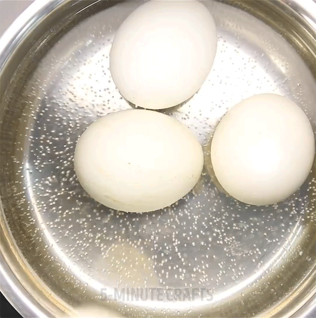 Cho thêm một lát chanh vào nồi luộc trứng sẽ giúp ích bất ngờ - Ảnh 1.