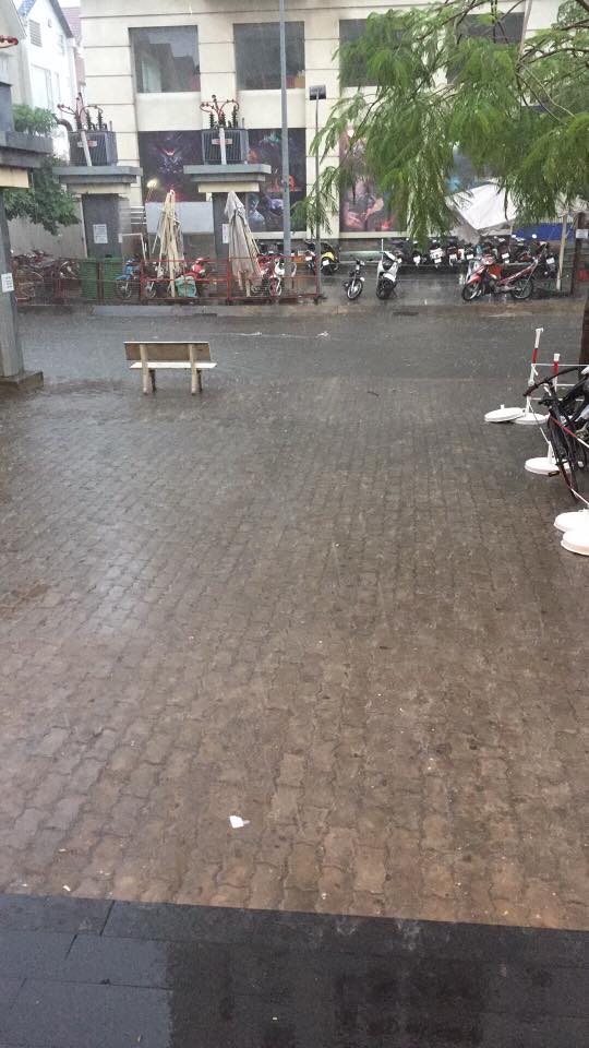 Sài Gòn đang mưa lớn trong ngày mùng 6 Tết - Ảnh 1.