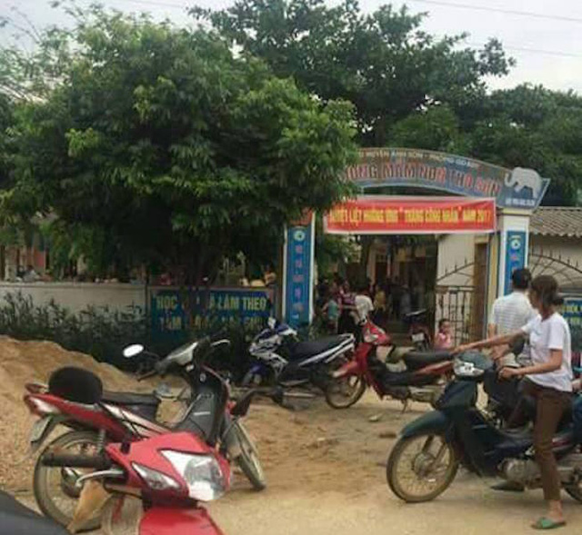 Nghệ An: Nghi cho trẻ ăn &ldquo;g&agrave; bị dịch&rdquo;, h&agrave;ng trăm phụ huynh v&acirc;y trường Mầm non - Ảnh 1.