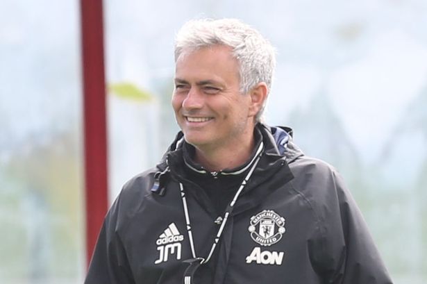 Jose Mourinho: &ldquo;Kẻ th&ocirc;ng minh kh&ocirc;ng bao giờ mua sắm ng&agrave;y cuối&rdquo; - Ảnh 3.