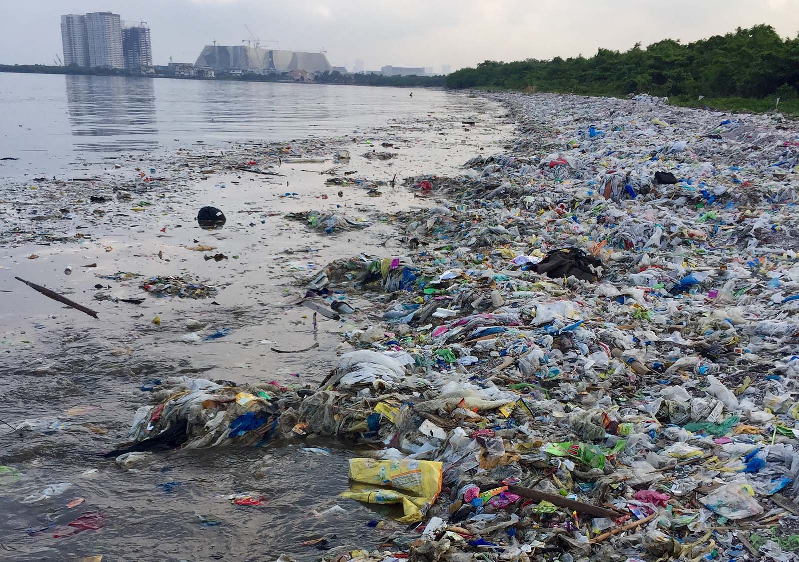 Фактическое загрязнение. Тилафуши остров-свалка. Загрязнение пластика. Пластиковое загрязнение. Загрязнение пластиком.