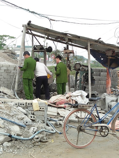 Hàng chục công nhân sập cầu dao, lao đến cứu một phụ nữ bị cuốn vào máy gạch - Ảnh 1.