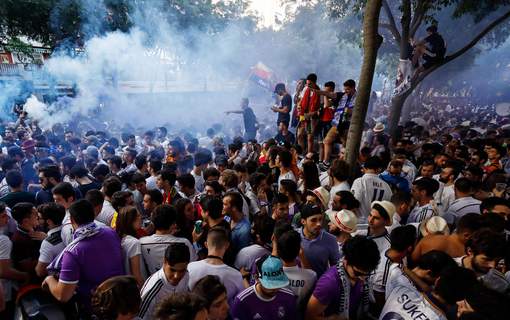 Real Madrid phá lời nguyền Champions League, CĐV ăn mừng thâu đêm suốt sáng - Ảnh 3.