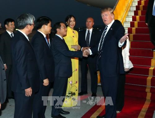 Đã tìm thấy nữ sinh xinh đẹp tặng hoa cho Tổng thống Mỹ Donald Trump - Ảnh 1. Đã tìm thấy nữ sinh xinh đẹp tặng hoa cho Tổng thống Mỹ Donald Trump - Ảnh 1.
