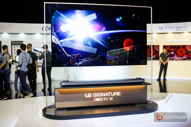 LG Việt Nam trình làng dòng TV OLED dán tường, siêu mỏng chỉ 2,75 mm, giá đắt như xe ô tô - Ảnh 1.