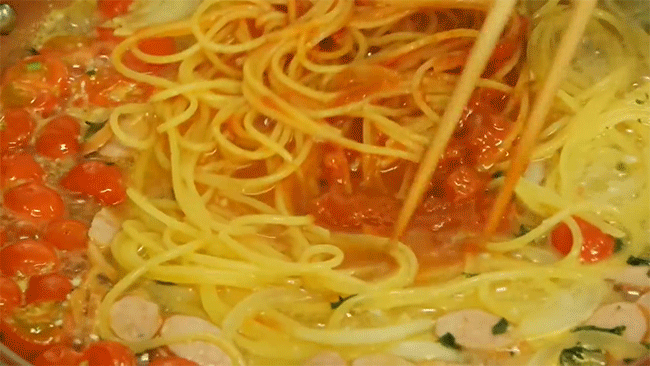 Nhân ngày Quốc tế mỳ Ý: 10 khoảnh khắc chắc chắn sẽ khiến bạn tan chảy - Ảnh 3.
