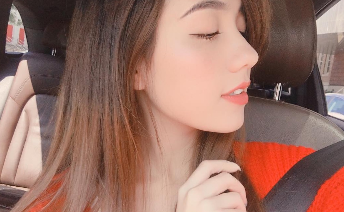 Góc nghiêng của hot girl đình đám và gái xinh trên Facebook: Ai đẹp hơn? - Ảnh 1. Góc nghiêng của hot girl đình đám và gái xinh trên Facebook: Ai đẹp hơn? - Ảnh 1.