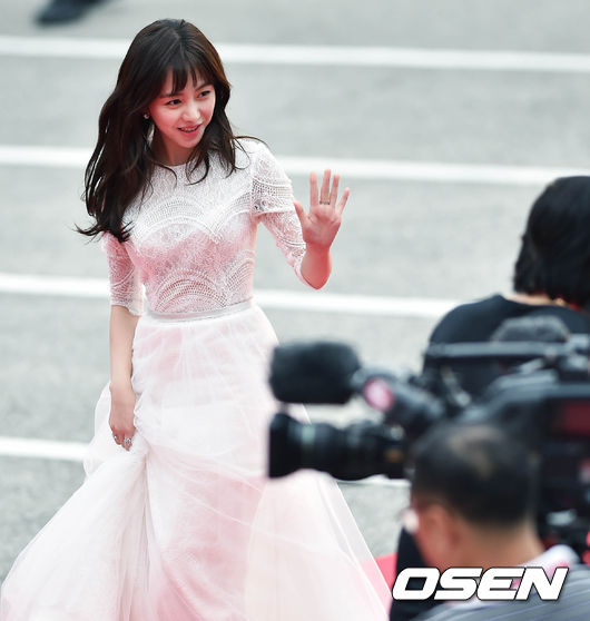 Thảm đỏ Korea Drama Awards: Hoa hậu Hàn đẹp nhất thế giới đẹp xuất sắc, nữ idol bỗng bật lên vì quá xinh - Ảnh 17.