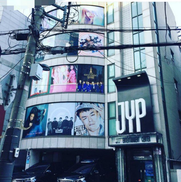 Hình ảnh solo của Suzy bất ngờ thay thế cho poster Miss A tại trụ sở JYP - Ảnh 1.