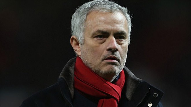 Fan M.U đòi sa thải Mourinho: Tốn 300 triệu bảng và không khá hơn David Moyes - Ảnh 1.