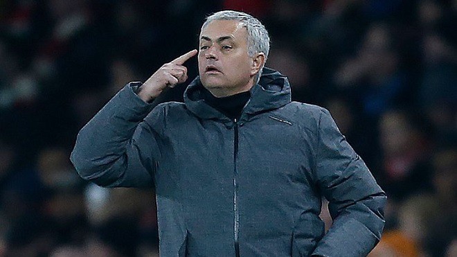 Mourinho: Chỉ cần một chút gió thôi cầu thủ Man City cũng ngã nhào xuống sân - Ảnh 1.