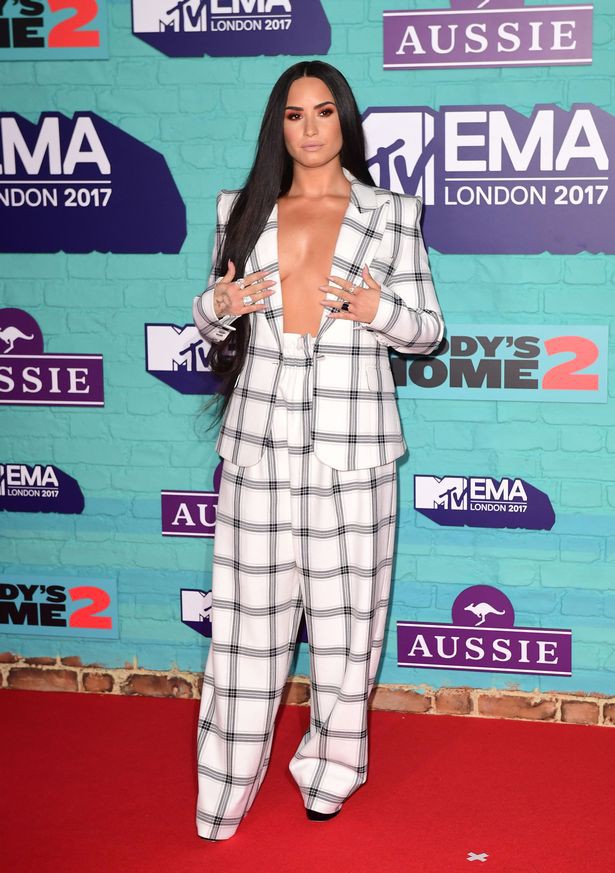 Thảm đỏ EMA 2017: Demi Lovato chỉ mặc mỗi áo vest che vòng 1, áp đảo dàn sao nữ về độ sexy - Ảnh 2.