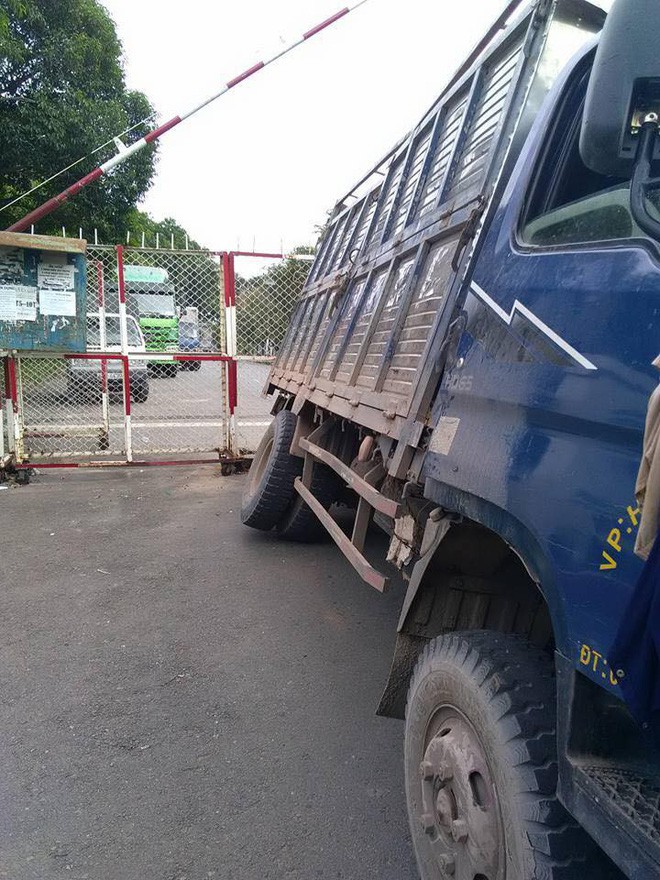 Đỗ xe ngo&agrave;i đường bất ngờ bị hố tử thần nuốt lu&ocirc;n một b&aacute;nh xe - Ảnh 2.
