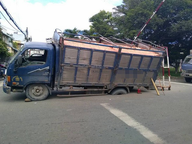 Đỗ xe ngo&agrave;i đường bất ngờ bị hố tử thần nuốt lu&ocirc;n một b&aacute;nh xe - Ảnh 3.