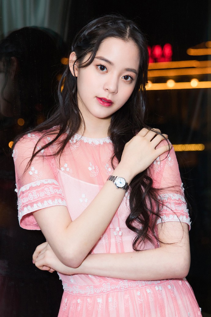 Tưởng chừng sến súa, điệu chảy nước nhưng đây lại là kiểu tóc đang được loạt sao Hoa ngữ lăng xê nhiệt tình - Ảnh 10. Tưởng chừng sến súa, điệu chảy nước nhưng đây lại là kiểu tóc đang được loạt sao Hoa ngữ lăng xê nhiệt tình - Ảnh 10.