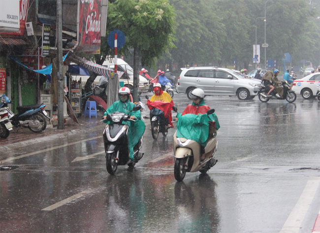 Người d&acirc;n ch&oacute;ng mặt v&igrave; thời tiết H&agrave; Nội vừa mới nắng n&oacute;ng đ&atilde; lại lạnh - Ảnh 2.