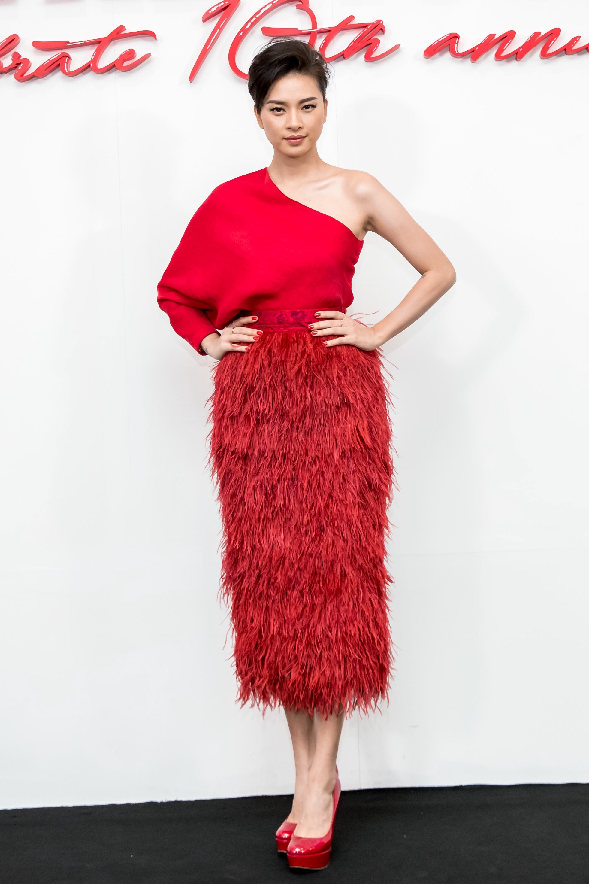 Angela Phương Trinh mang cả tổ chim lên đầu, nổi bật giữa dàn người đẹp tuyền màu đỏ của NTK Đỗ Mạnh Cường - Ảnh 14.