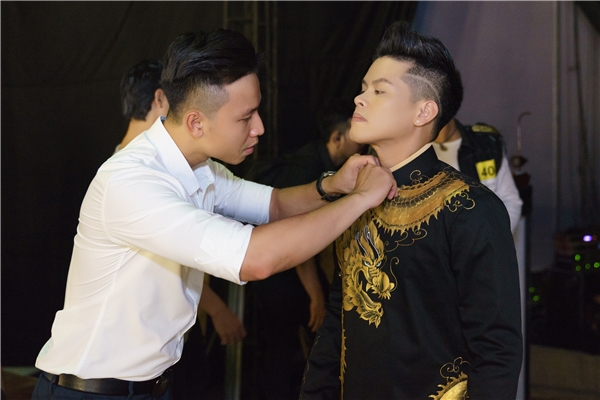 John Huy Trần t&igrave;nh tứ với bạn trai trong hậu trường Bước nhảy ng&agrave;n c&acirc;n - Ảnh 7.