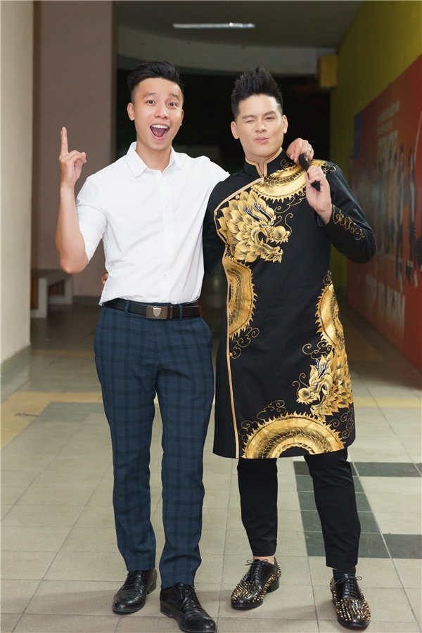 John Huy Trần tình tứ với bạn trai trong hậu trường Bước nhảy ngàn cân - Ảnh 4.