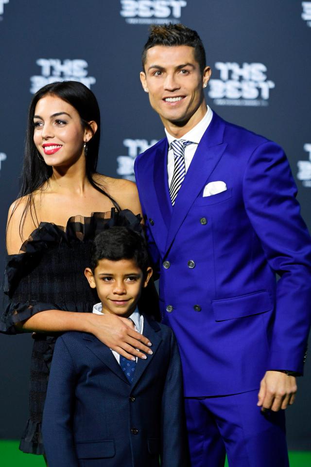 Giữa tin đồn mang thai, bạn gái Ronaldo lộ ảnh tới phòng khám tư gặp bác sĩ - Ảnh 3.