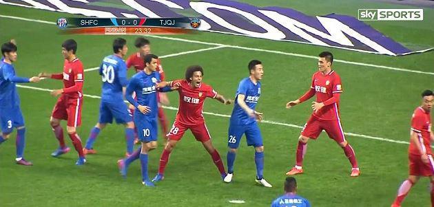 Đạp chân sao tuyển Bỉ, cầu thủ Trung Quốc bị phạt nặng - Ảnh 1.
