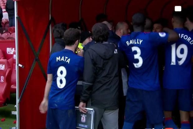 Sao Man Utd su&yacute;t đ&aacute;nh cầu thủ Middlesbrough - Ảnh 2.
