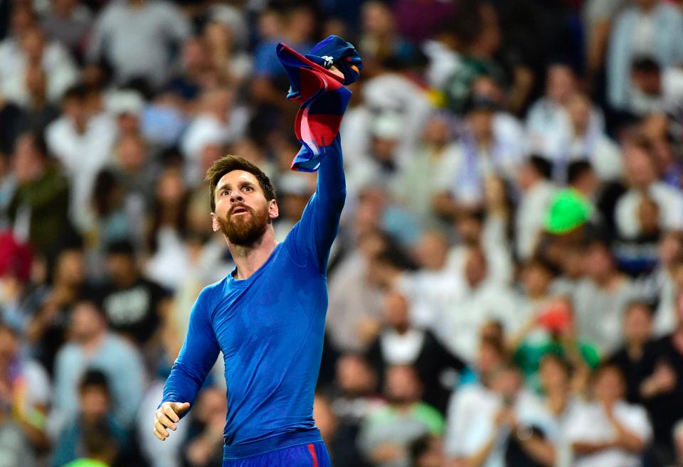 Messi cởi áo ăn mừng như vua trước hàng chục ngàn fan Real