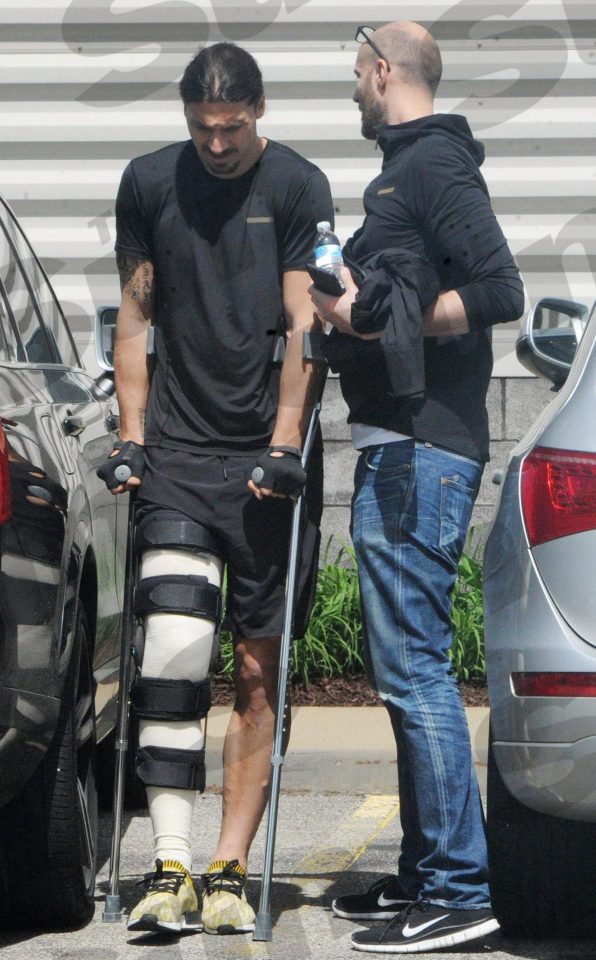 Ibrahimovic băng bó một bên chân, phải đi nạng sau phẫu thuật - Ảnh 3.