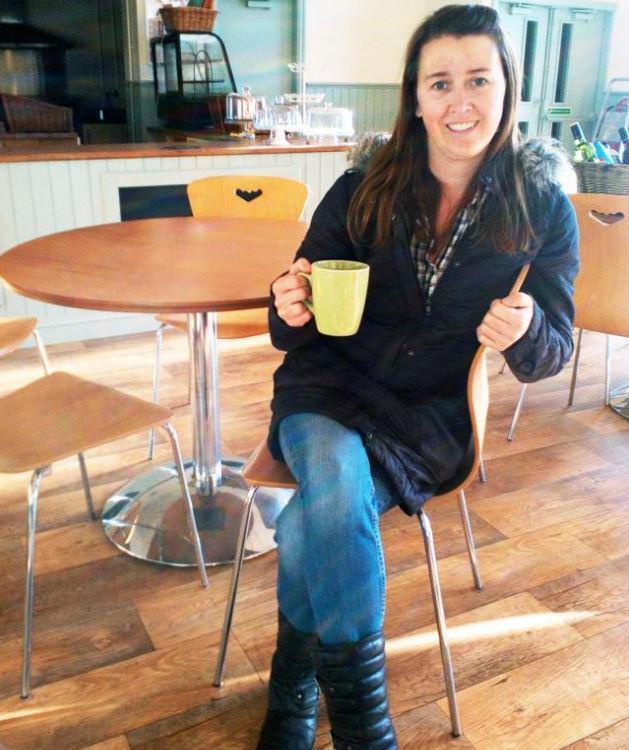 Sự thật g&acirc;y sốc kh&ocirc;ng k&eacute;m về người phụ nữ t&oacute;c v&agrave;ng trong đoạn video t&igrave;nh tứ th&aacute;i qu&aacute; tr&ecirc;n m&aacute;y bay - Ảnh 3.