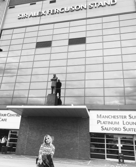 Nàng WAGs mới của Man Utd pose ảnh bên tượng Sir Alex Ferguson - Ảnh 1.