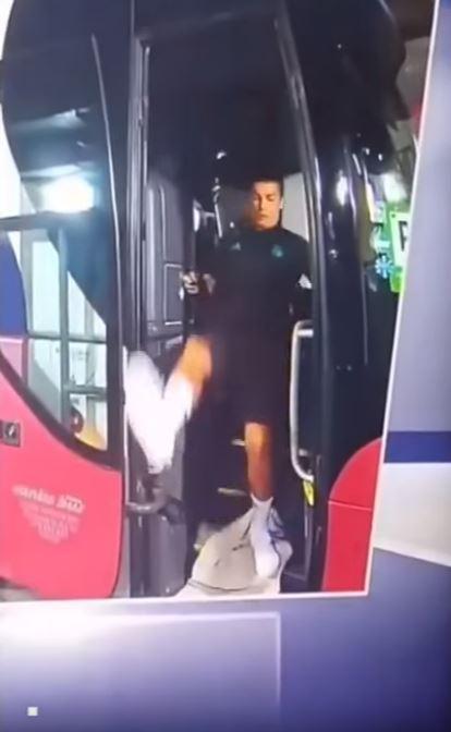 Ronaldo su&yacute;t ng&atilde; chổng v&oacute; tr&ecirc;n xe trước đại chiến Man Utd - Ảnh 2.