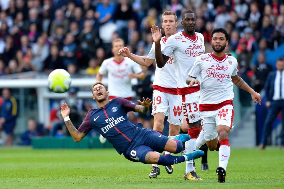 Đóng quảng cáo siêu ngầu, Neymar đâu ngờ bị fan troll là chuyên gia ăn vạ - Ảnh 2.