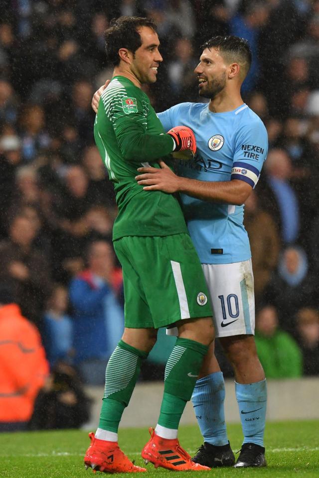 Chú sóc bướng bỉnh gây náo loạn trước trận đấu của Man City - Ảnh 6.