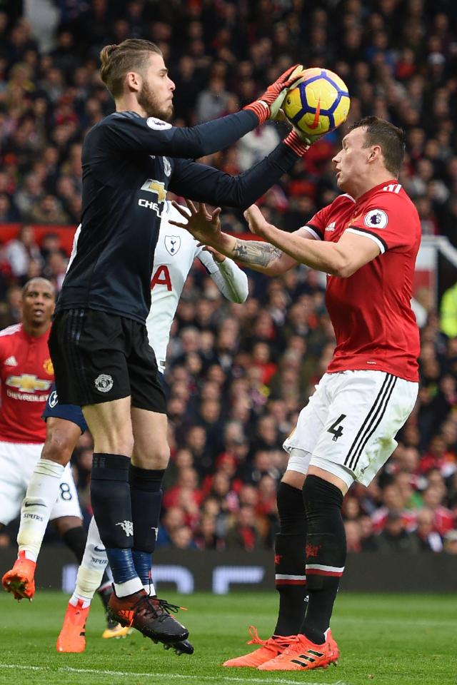 De Gea đổi kiểu t&oacute;c đu&ocirc;i ngựa, bị fan ch&ecirc; tơi tả - Ảnh 3.