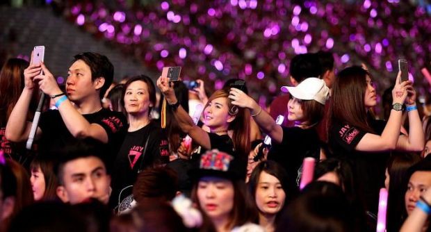 Muốn cầu h&ocirc;n người y&ecirc;u hay chọc tức bạn trai cũ: H&atilde;y đến với concert Mạnh Nhất Quả Đất của Ch&acirc;u Kiệt Lu&acirc;n! - Ảnh 2.