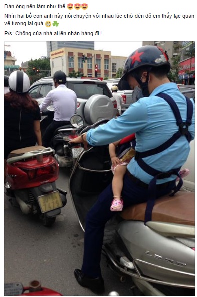 &Ocirc;ng bố trẻ tr&ograve; chuyện với đứa con nhỏ địu ph&iacute;a trước trong l&uacute;c chờ đ&egrave;n đỏ g&acirc;y sốt cộng đồng mạng - Ảnh 1.