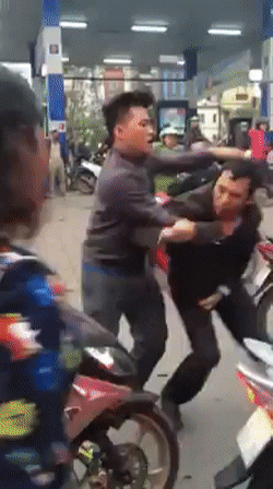 Hà Nội: Va chạm giao thông, tài xế ôtô bị 2 thanh niên nắm đầu đánh túi bụi - Ảnh 1.