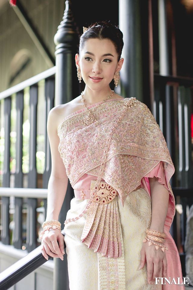 Vẻ đẹp thần thánh của các mỹ nhân hàng đầu Thái Lan trong trang phục truyền thống đón Tết Songkran - Ảnh 17.