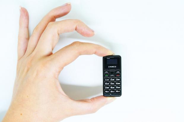 Đ&acirc;y l&agrave; chiếc điện thoại nhỏ nhất thế giới, thậm ch&iacute; c&ograve;n b&eacute; hơn ng&oacute;n tay c&aacute;i - Ảnh 3.