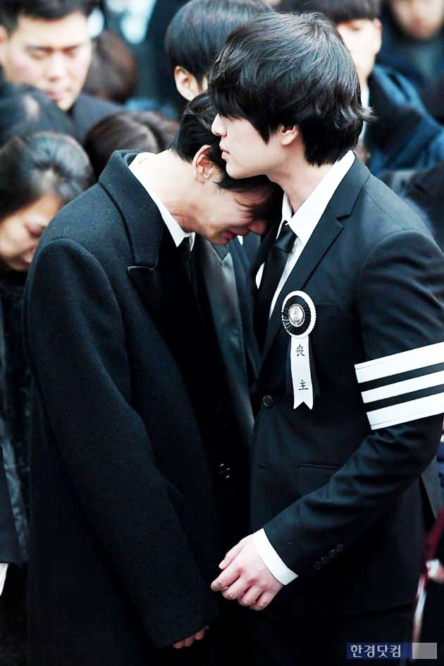 Trong tang lễ Jonghyun, có những người cố nín khóc: Anh cứ an tâm ra đi, chúng em ở lại sẽ cố thay anh mạnh mẽ - Ảnh 11.