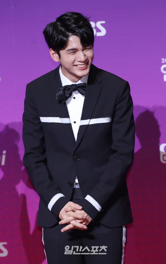 Thảm đỏ SBS Entertainment Awards: Bộ đôi mỹ nam OngNiel điển trai như hoàng tử, tiểu Taeyeon đọ sắc bên Song Ji Hyo - Ảnh 15.