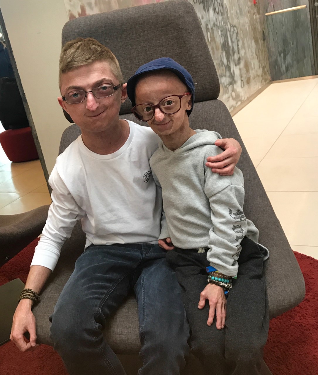 Huyền thoại sống ngược tuổi Benjamin Button và những câu chuyện về căn bệnh có thật - Ảnh 9. Huyền thoại sống ngược tuổi Benjamin Button và những câu chuyện về căn bệnh có thật - Ảnh 9.