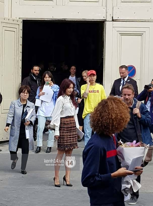 Loạt ảnh độc quyền từ Paris: G-Dragon tóc rực chất phát ngất, Park Shin Hye giản dị bất ngờ đi dự show Chanel - Ảnh 13.
