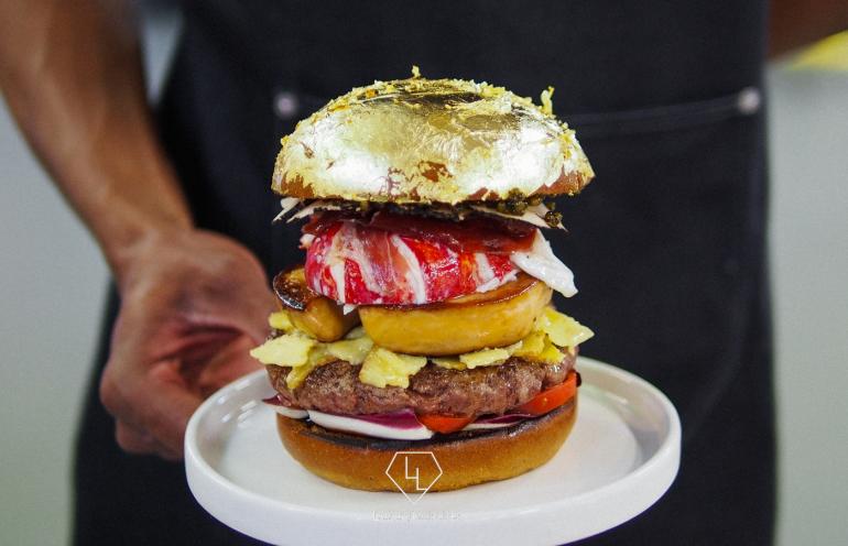 B&aacute;nh hamburger d&aacute;t v&agrave;ng lấp l&aacute;nh c&oacute; gi&aacute; 52 triệu đồng - Ảnh 1.