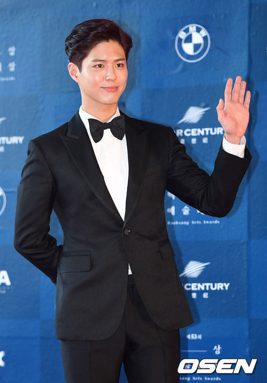 Thảm đỏ Baeksang Arts Awards: Kim Yoo Jung thoát tục, Park Shin Hye mặc cái gì thế này? - Ảnh 7.