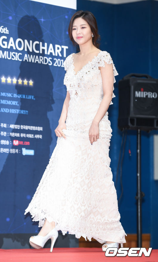 Thảm đỏ Gaon Chart Kpop Awards: K&iacute;n đ&aacute;o lộng lẫy c&ograve;n hơn hở hang t&aacute;o bạo! - Ảnh 3.